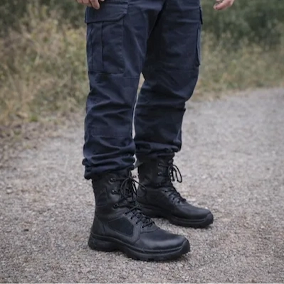 Oficial de fuerzas de seguridad vistiendo uniforme y borcegos tácticos Alfa.