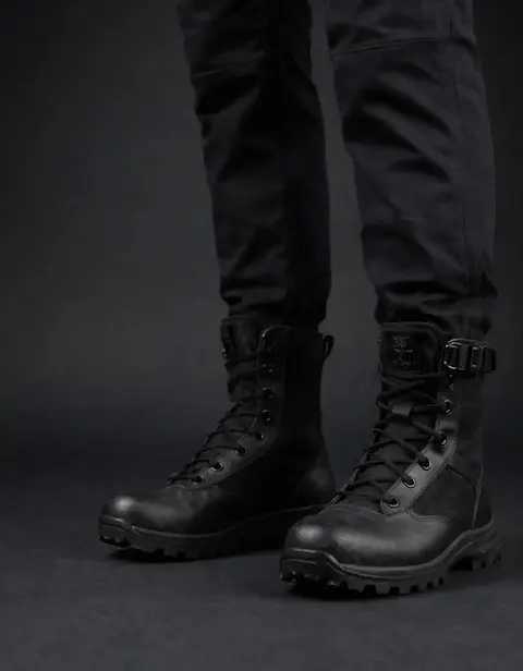 Calzado táctico de seguridad profesional en borcegos negros.